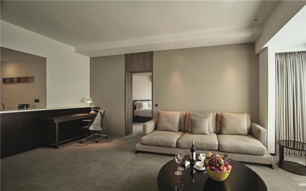 G Gurney 5* George Town